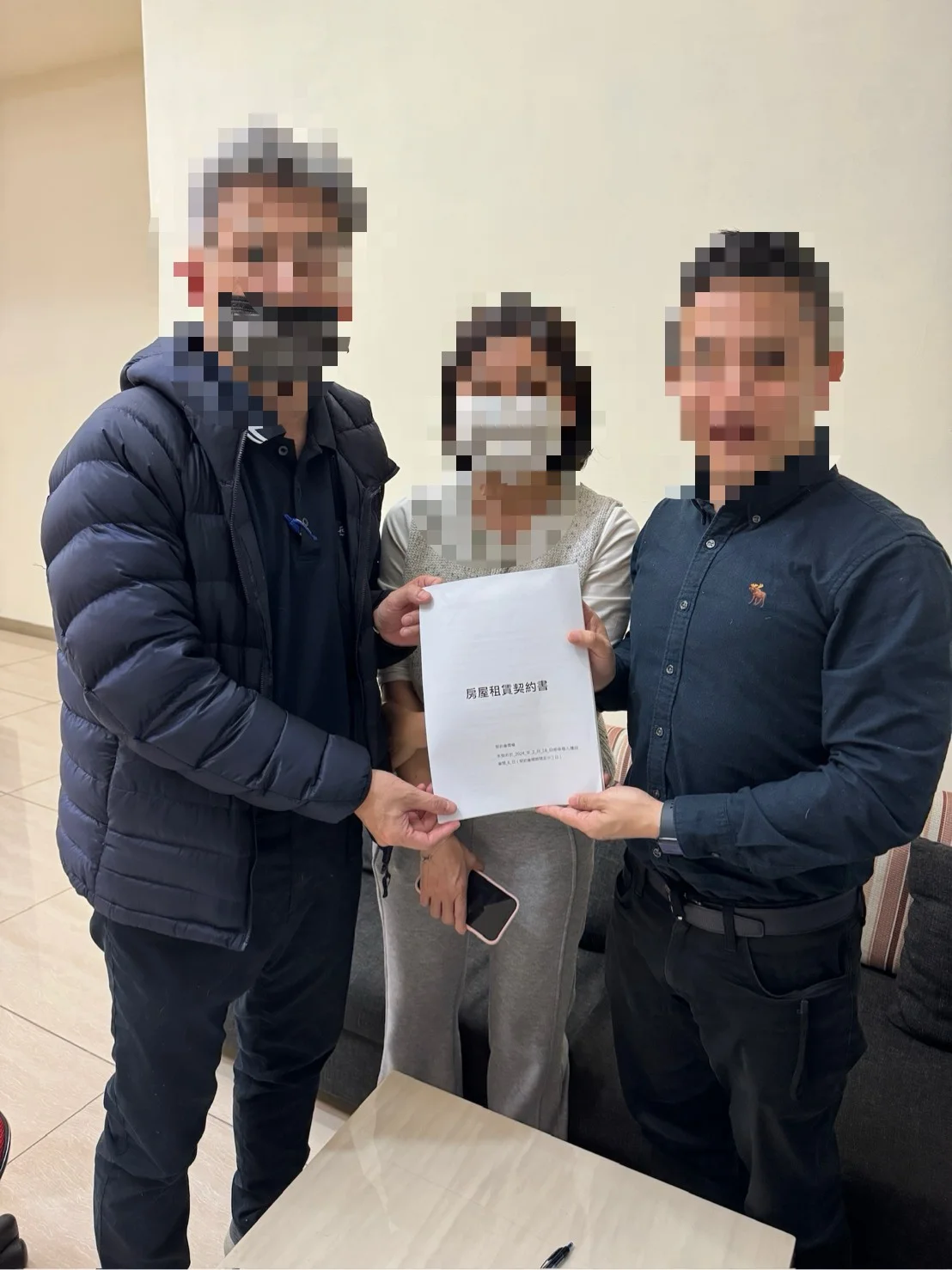 收納整齊的儲藏室與合作屋主合影